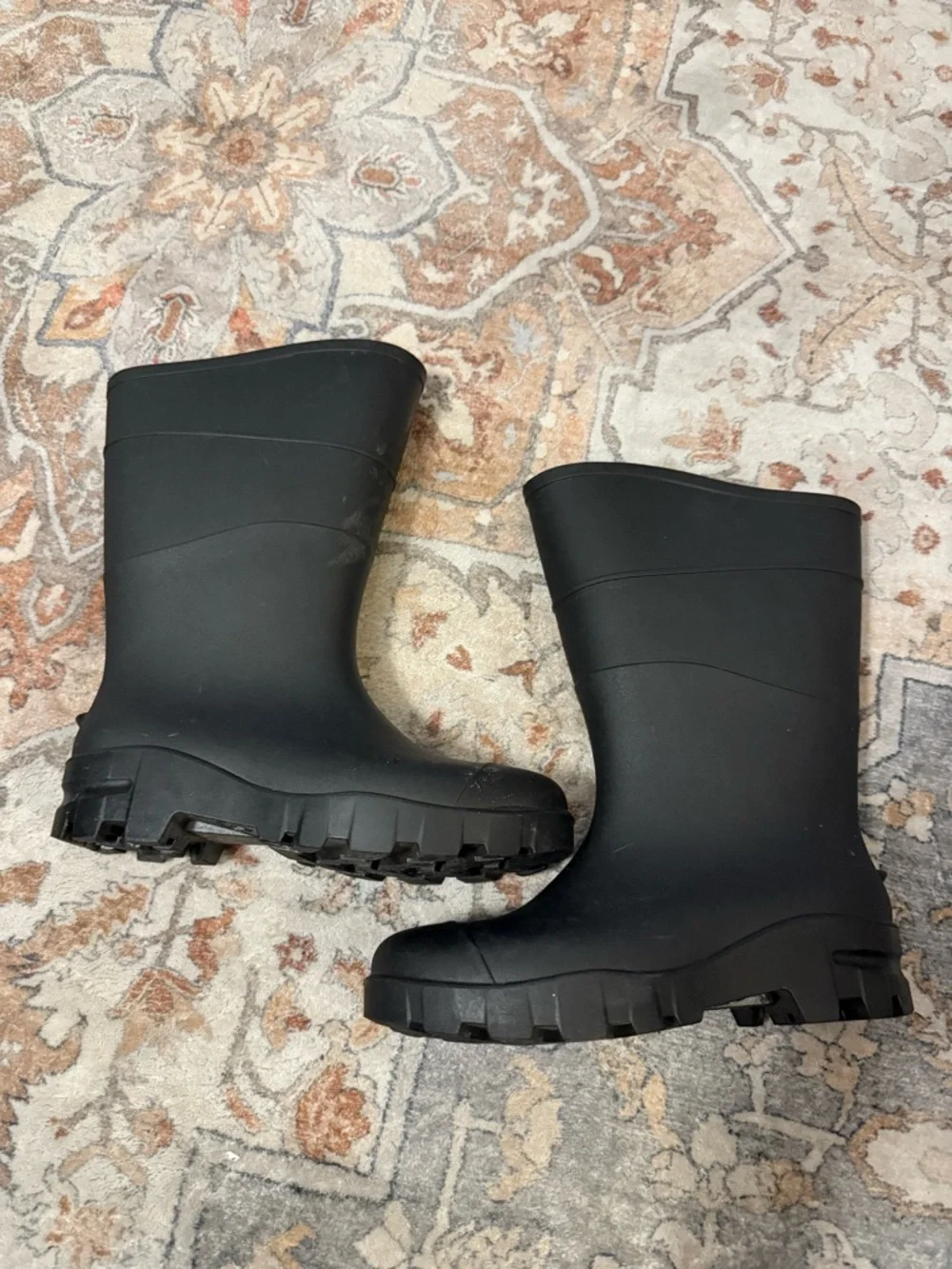 Black rainboots; no brand; men’s size 5